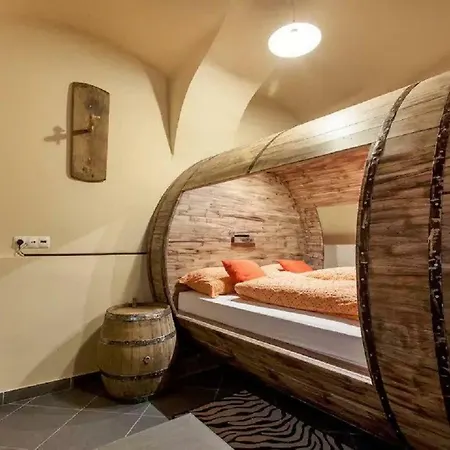 Beer & Wine Cellar アパート